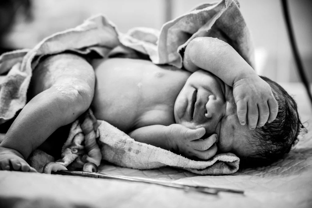 Neugeborenes Baby nach der Geburt