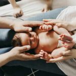 Hände halten ein Neugeborenes